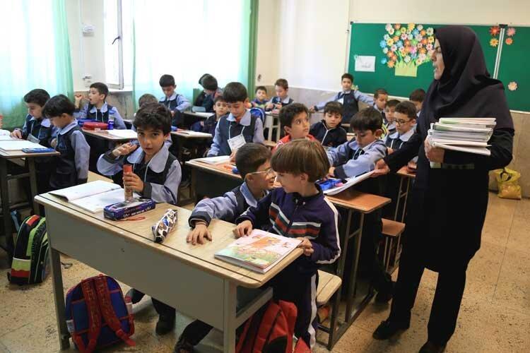احتمال بازگشایی مدارس تهران تا انتها هفته چقدر است؟ ، دانش آموزان می توانند ناقل کرونا باشند