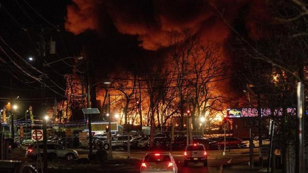 تصاویری از آتش سوزی کارخانه شیمیایی نیوجرسی
