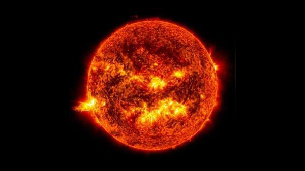 ذرات مرموز شبح مانند تاج خورشید را چون جهنم داغ نموده اند